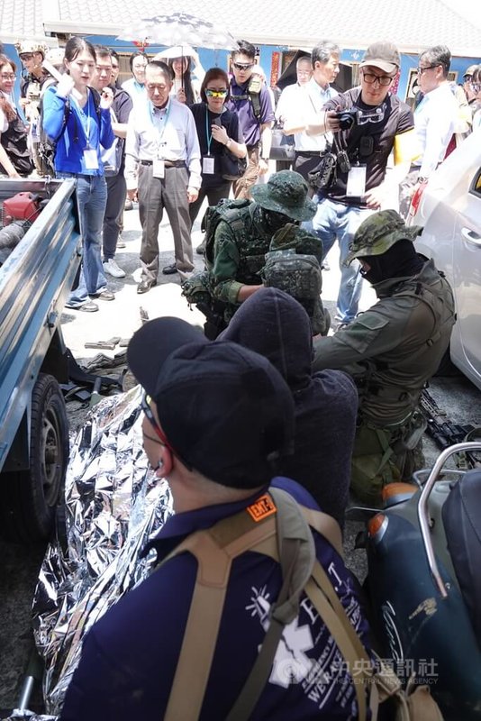 來自美國、日本、韓國與菲律賓的退將觀察民防演訓中的戰傷救護。中央社記者吳書緯攝 115年4月12日