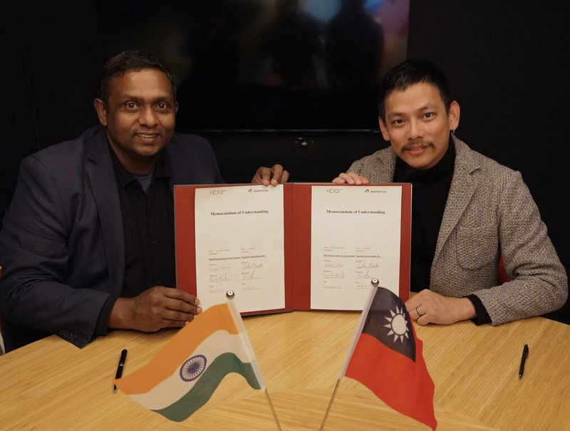 網通業者鐳洋科技13日宣布與印度衛星公司HEX20簽署合作備忘錄（MOU），雙方就衛星任務與應用技術合作方向達成共識，左為HEX20共同創辦人Lloyd Jacob Lopez、右是鐳洋業務主管李冠賢。（鐳洋科技提供）中央社記者潘智義傳真　115年4月13日