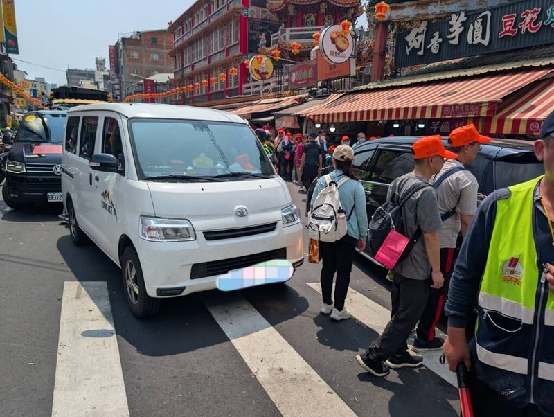 苗栗通霄白沙屯拱天宮媽祖進香隊伍13日上午進台中市大甲區，有民眾為追媽祖，將車子違規停放路中央，員警依規定開單。（民眾提供）中央社記者趙麗妍傳真　115年4月13日