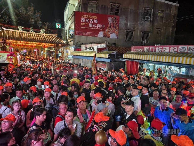 苗栗通霄白沙屯拱天宮媽祖徒步往北港朝天宮進香13日凌晨起駕,引領逾46萬名「香燈腳」,展開8天7夜充滿未知與挑戰的進香路。中央社記者管瑞平攝 115年4月13日