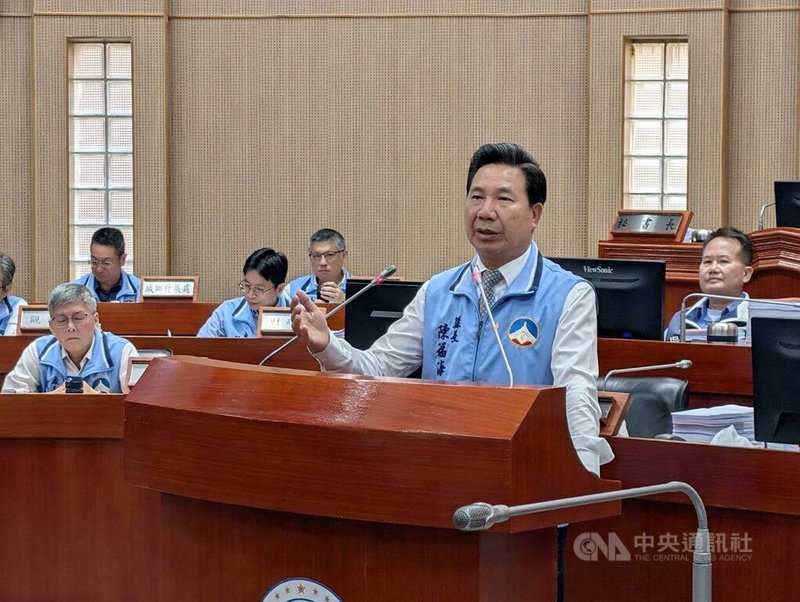 金門縣議會13日進行縣政總質詢，有議員提出金門辦理特區公投，並建議將公投併在年底選舉項目。金門縣長陳福海（前）答詢表示，這屬於中央事務。中央社記者吳玟嶸攝　115年4月13日