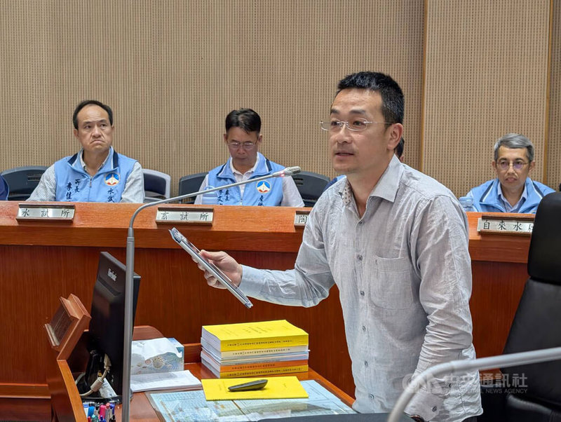 金門縣議會13日總質詢議程，無黨籍縣議員董森堡（前）指出，中國廈門翔安機場年底將啟用，環保局應在鄰近海域設立噪音與空污觀測站，並可委託環保組織等進行跨境環境影響評估。中央社記者吳玟嶸攝　115年4月13日