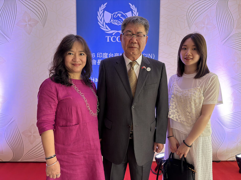 班加羅爾台商會會長陳木騰(中)在妻女的支持、陪伴下,接任第2屆印度台商總會的總會長。(印度台商總會提供)中央社記者李晉緯新德里傳真 115年4月13日