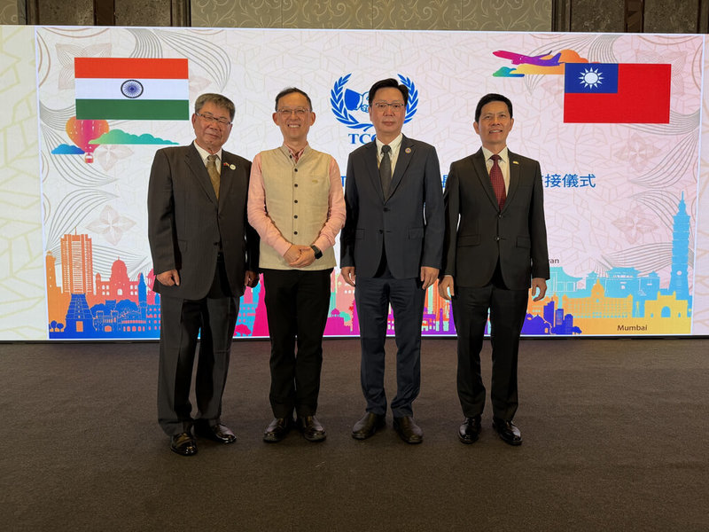 印度台商總會在班加羅爾進行總會長暨監事長交接儀式,前、後任台商總會總會長何俊炘(右2)、陳木騰(左1)在包括駐印度代表陳牧民(左2)、駐清奈辦事處處長許書智(右1)見證下,順利完成交接。(印度台商總會提供)中央社記者李晉緯新德里傳真 115年4月13日