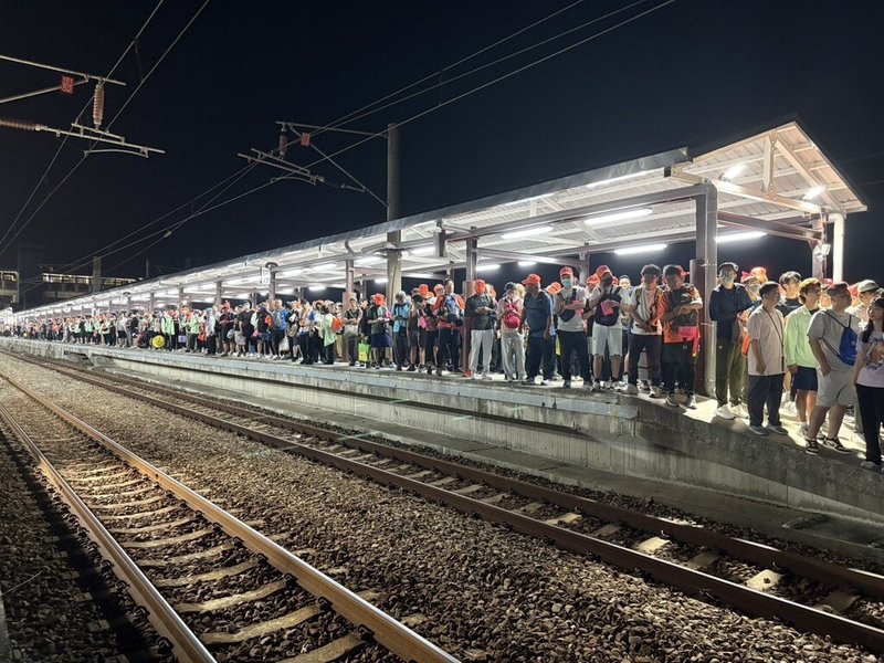 白沙屯媽祖進香13日凌晨起駕出發，交通部指出，根據統計，12日共疏運11萬5842人次前往白沙屯。圖為台鐵白沙屯站人潮。（交通部提供）中央社記者余曉涵傳真　115年4月13日