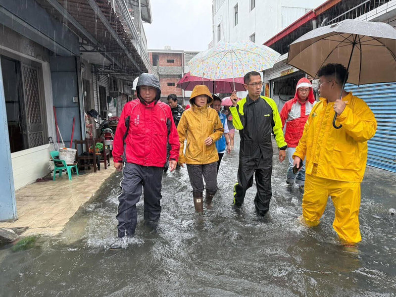 台東市豐榮路69巷遇雨即淹、積水，甚至達小腿高度。台東縣政府13日宣布，補助該區域設置防水閘門，每戶最高補助新台幣5萬元；並將持續檢討排水系統及下水道改善工程，提升整體防洪能力。圖為昔日淹水情形。（台東縣政府提供）中央社記者李先鳳傳真　115年4月13日