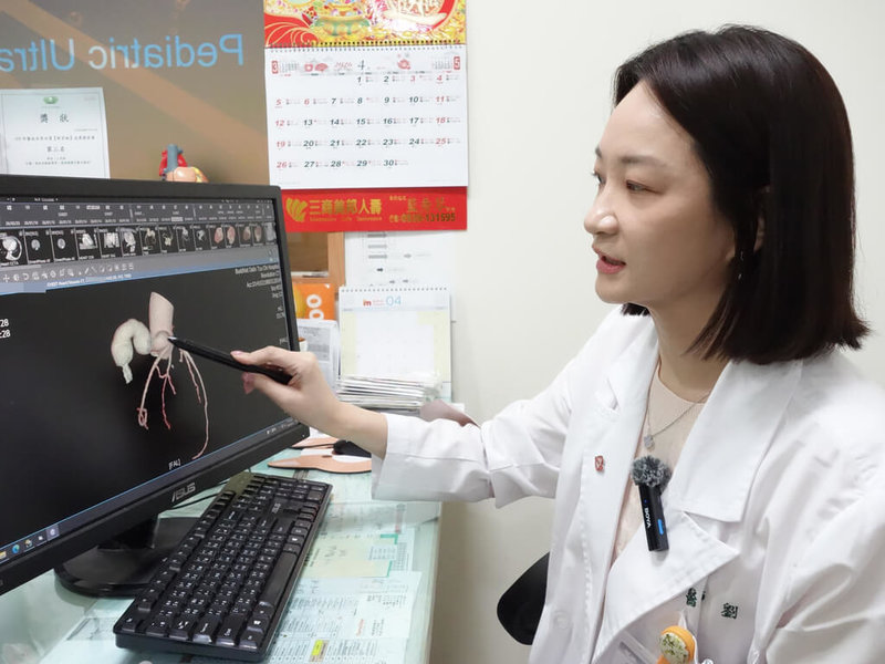 大林慈濟醫院小兒醫師劉瑋莉（圖）13日指出，「巨大先天性冠狀動脈廔管」是一種罕見的心臟血管畸形，嚴重會造成心肌缺氧、心臟擴大、心衰竭等症狀危及性命。（大林慈濟醫院提供）中央社記者蔡智明傳真　115年4月13日
