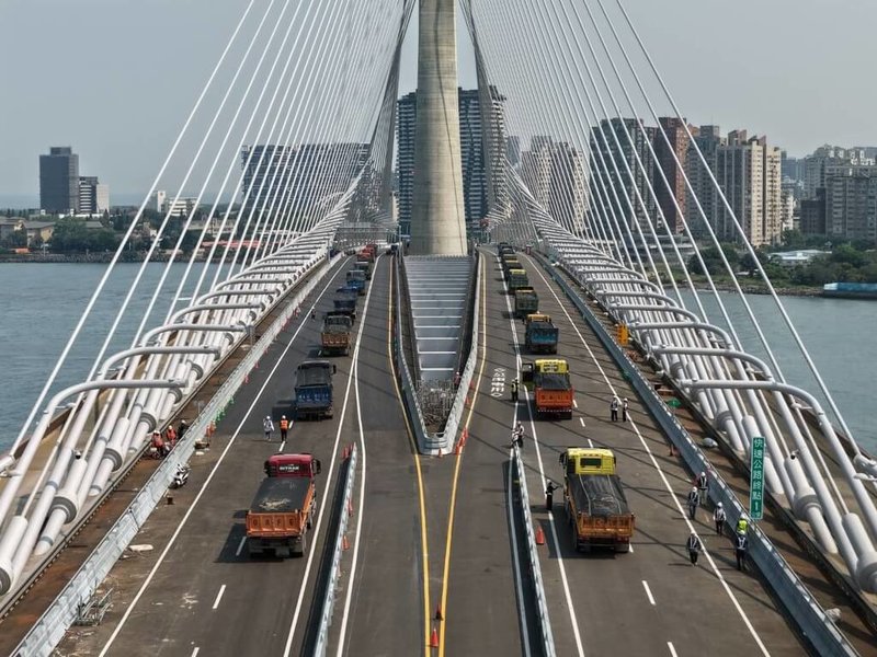 淡江大橋預計5月12日正式通車，交通部公路局13日啟動車輛載重試驗，驗證橋梁於自重及車輛荷重作用下的撓度、應變、振動及位移等反應情形。（公路局提供）中央社記者余曉涵傳真　115年4月13日