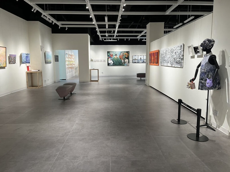 「熊妤創藝特展｜如果影子會寫畫」正在台北市藝文推廣處展出，由曾任職時裝設計師的藝術家熊妤帶來系列作品，以「影子」為題探討日常光影經驗。（台北市藝文推廣處提供）中央社記者王寶兒傳真　115年4月13日