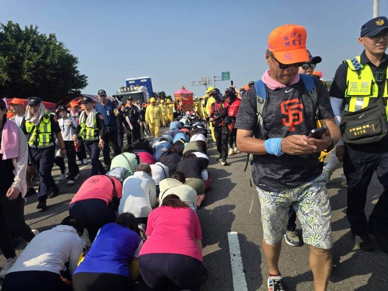 苗栗通霄白沙屯拱天宮媽祖鑾轎13日所到之處被人潮包圍，民眾依序排隊躦轎底，希望求得保佑。（民眾提供）中央社記者趙麗妍傳真　115年4月13日