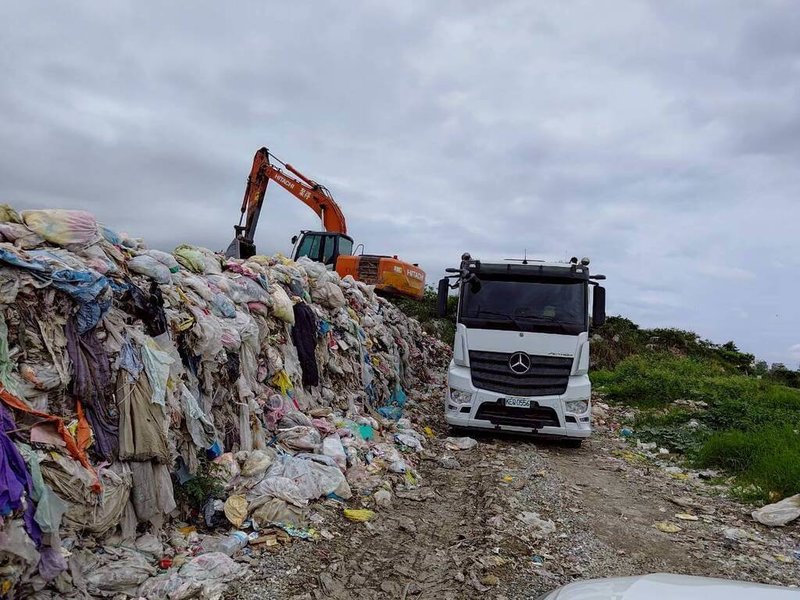 花蓮縣環保局表示，吉安鄉掩埋場裸露垃圾暫置量已減至200公噸以內，因台泥歲修及外縣市焚化爐歲修，致轉運作業階段性暫停而有垃圾暫置情形。已通知各鄉鎮市公所加強分區堆置、防災管理、環境清潔、消毒及除臭等措施，以避免衍生二次污染及火災風險。（花蓮縣環境保護局提供）中央社記者李先鳳傳真　115年4月13日