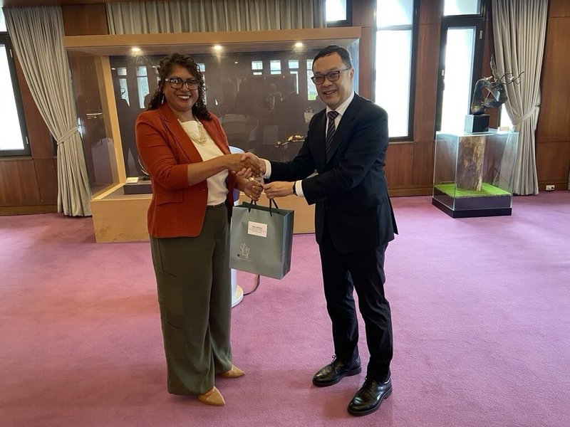 貝里斯教育部次長馬希雅（Dian Maheia，左）率團訪台，外交部政務次長陳明祺（右）於13日午宴款待馬希雅訪團，表達政府的誠摯歡迎。（外交部提供）中央社記者楊堯茹傳真　115年4月13日