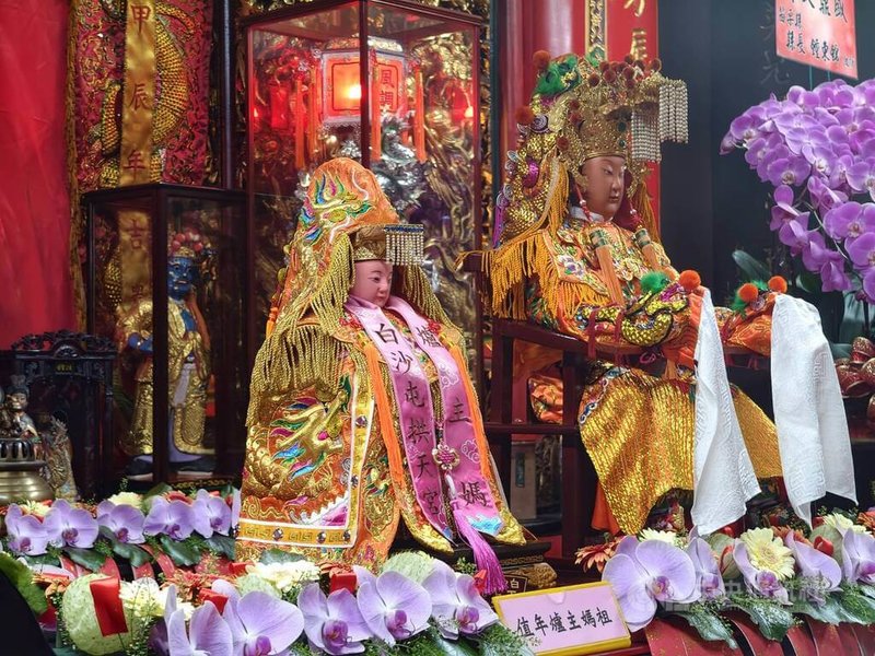 苗栗通霄白沙屯拱天宮媽祖徒步往北港朝天宮進香活動13日凌晨起駕。拱天宮表示,除了往年鄰近的山邊媽祖陪同外,2026年拱天宮爐主媽祖(左)也加入行列,與正殿媽祖(右)一起照顧眾多香燈腳。中央社記者管瑞平攝 115年4月13日