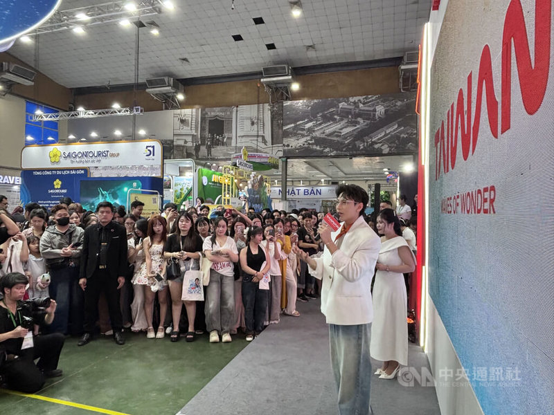 越南偶像ISAAC有不可小覷的粉絲基礎，在越南年輕族群中具有相當的人氣與號召力。他於11日河內國際旅展台灣館被歌迷包圍，一起交流台灣觀光資訊。中央社記者曾婷瑄河內攝　115年4月13日