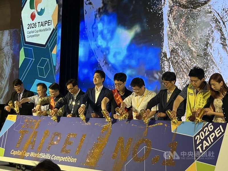 「2026台北市第2屆首都盃國際技能競賽」13日舉辦啟動儀式，市長蔣萬安（右6）本屆規模增至15國、10項職類，希望因應產業發展快速，幫助同學一展長才，跟上國際趨勢。中央社記者楊淑閔攝　115年4月13日