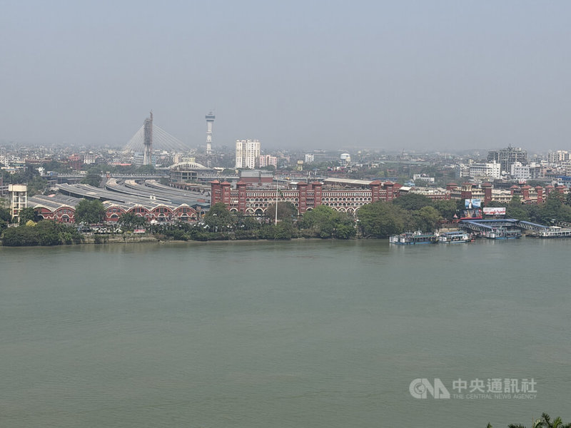 加爾各答是印度東部交通樞紐，鐵公路網四通八達，並設有國際機場，對貨物、服務、人員流通十分重要，使加爾各答成為印度東部發展重要命脈。圖為加爾各答火車站。中央社記者李晉緯加爾各答攝　115年4月13日