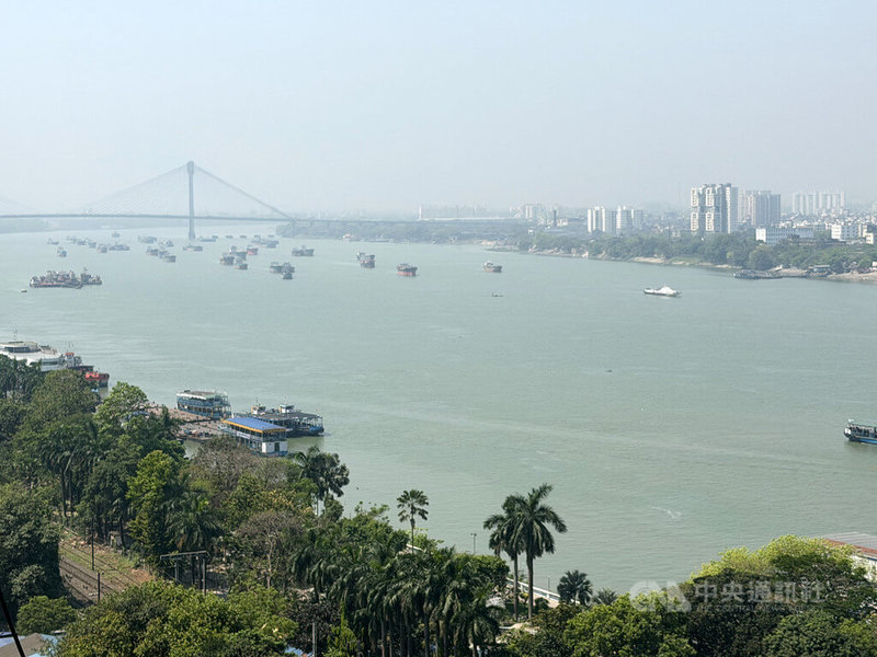 加爾各答過去是茶葉、黃麻、煤炭、鋼鐵等商品出口重要管道,在印度內陸東北各邦與國際市場的連結上,地位舉足輕重。圖為加爾各答河運盛況。中央社記者李晉緯加爾各答攝 115年4月13日