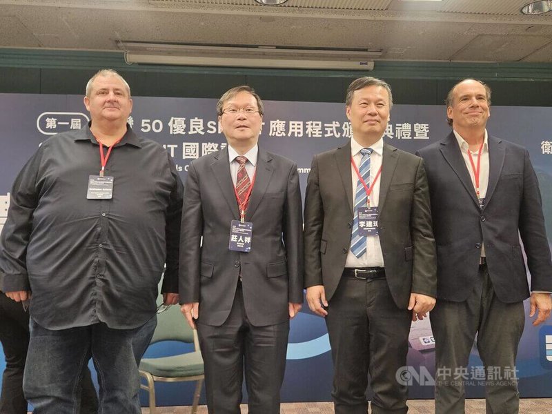 衛生福利部舉辦首屆「台灣50」優良SMART應用程式頒獎典禮暨SMART SUMMIT國際論壇，次長莊人祥（左2）、資訊處長李建璋（右2）等人出席國際記者會，分享推動醫院電子病歷互通的進展與挑戰。中央社記者陳婕翎攝　115年4月13日