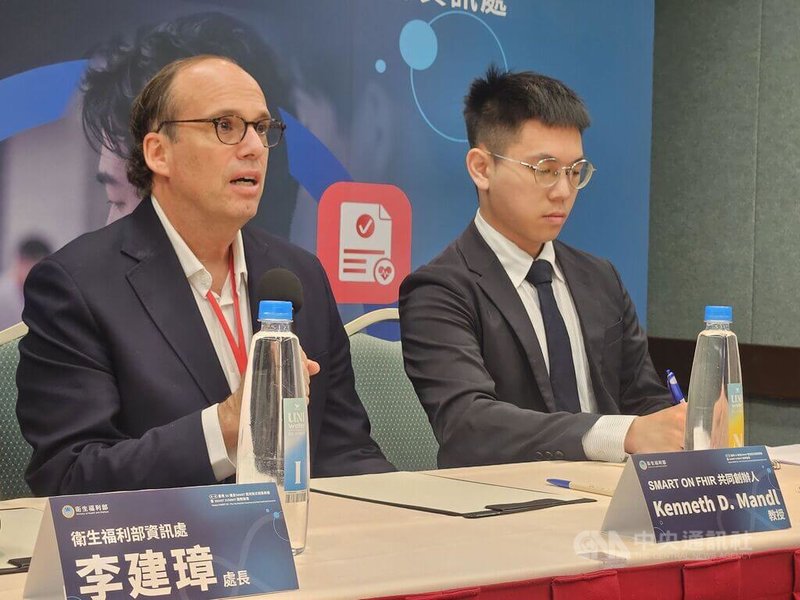 SMART創辦人暨哈佛大學醫學院教授肯尼斯．曼德爾（Kenneth D. Mandl）（左）13日出席國際記者會，分享美國醫療資訊系統互通整合經驗。中央社記者陳婕翎攝　115年4月13日