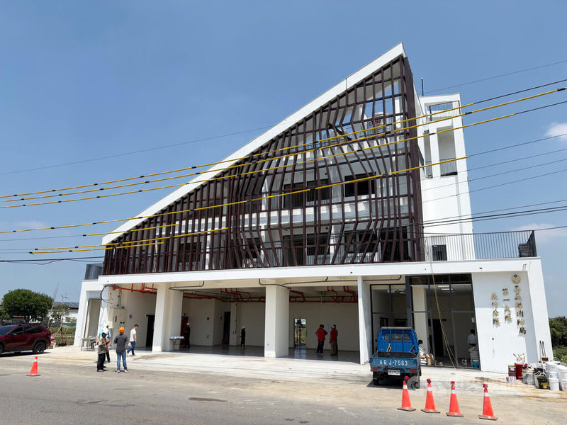 嘉義縣消防局第一大隊義竹分隊重建工程將完工，建物立面採傾斜式設計，單獨立在田園中，相當吸睛。中央社記者蔡智明攝　115年4月13日