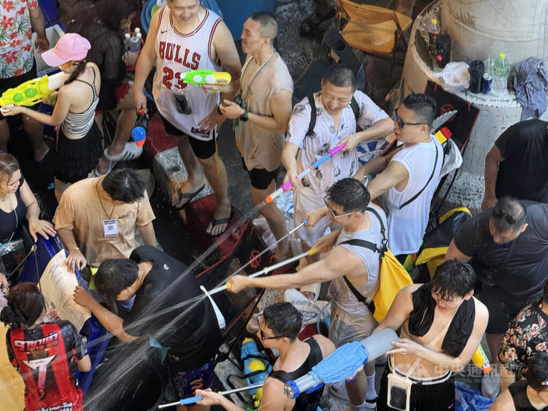 遊客參與泰國潑水節，手持水槍互相射擊，也有人直接灑水，幾乎每個人都全身濕透，氣氛嗨翻天。中央社記者李宗憲曼谷攝　115年4月13日