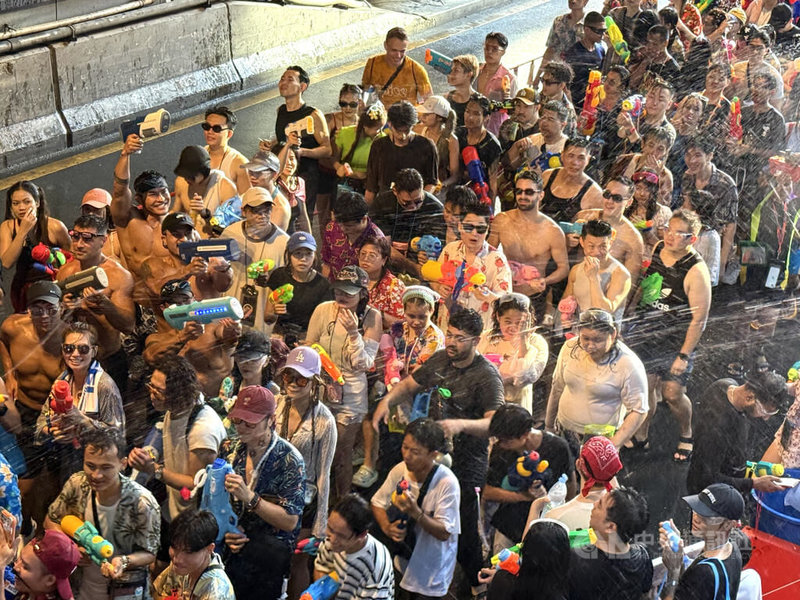 每年4月13日到15日是俗稱潑水節的佛教新年宋干節(Songkran),為泰國重要的節慶之一,全國放假,人們會在這段期間互相潑水祈福,或到寺廟以聖水浴佛。圖為曼谷市區。中央社記者李宗憲曼谷攝 115年4月13日