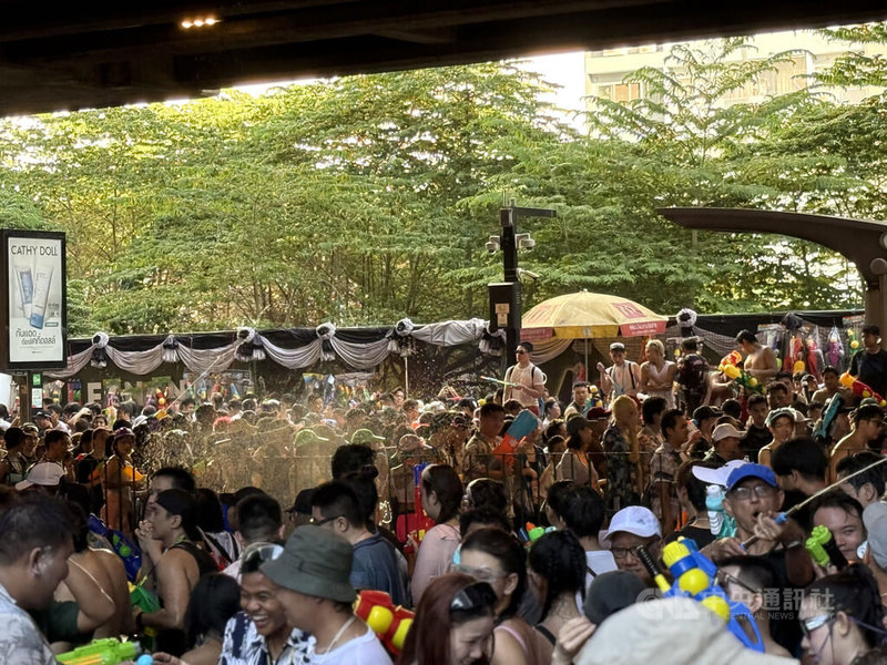 泰國潑水節13日揭開序幕,曼谷是隆路封街,吸引大批民眾和國際遊客大打水仗。中央社記者李宗憲曼谷攝 115年4月13日