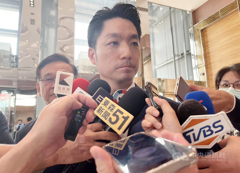 中共中央台辦12日發布10項涉台政策。台北市長蔣萬安（中）13日上午被媒體堵訪時，對有關推動恢復上海市及福建省居民赴台自由行試點等提出看法，希望中央政府不要卡關。中央社記者楊淑閔攝  115年4月13日