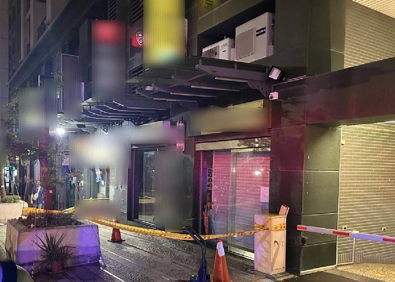 台中西屯區一家中醫診所12日晚間遭人潑灑汽油，消防使用封鎖線實施警戒，經調閱周邊監視器影像，警方13日循線逮獲一名涉嫌潑灑汽油男子到案偵辦。（民眾提供）中央社記者郝雪卿傳真　115年4月13日