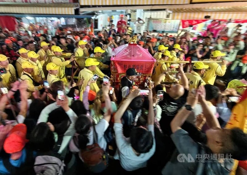 苗栗通霄白沙屯媽祖徒步往北港進香13日凌晨起駕,「粉紅超跑」鑾轎自拱天宮出發,率領逾46萬報名的香燈腳展開8天7夜行程。中央社記者管瑞平攝 115年4月13日