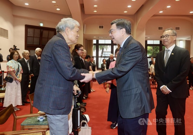 行政院長卓榮泰（前右）13日下午在行政院接見墨爾本台灣同鄉會回國訪問團，逐一握手致意，致詞時也提及中國10項涉台措施等議題。中央社記者張皓安攝　115年4月13日