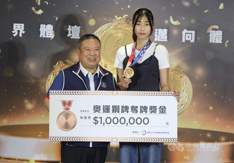 宏道基金會13日在台北舉行記者會，基金會董事長林鴻道（左）頒發奧運銅牌奪牌獎金給跆拳道女將羅嘉翎（右）。中央社記者趙世勳攝　115年4月13日
