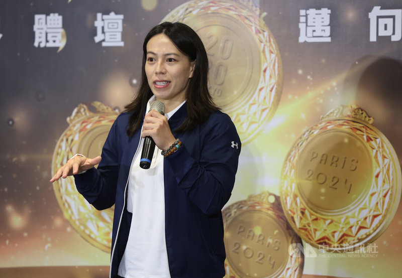 宏道基金會13日上午在台北舉行記者會頒發東京奧運、巴黎奧運奪牌選手獎金,舉重好手郭婞淳(圖)代表與會運動員上台致詞,並感謝基金會長期的支持與鼓勵。中央社記者趙世勳攝 115年4月13日
