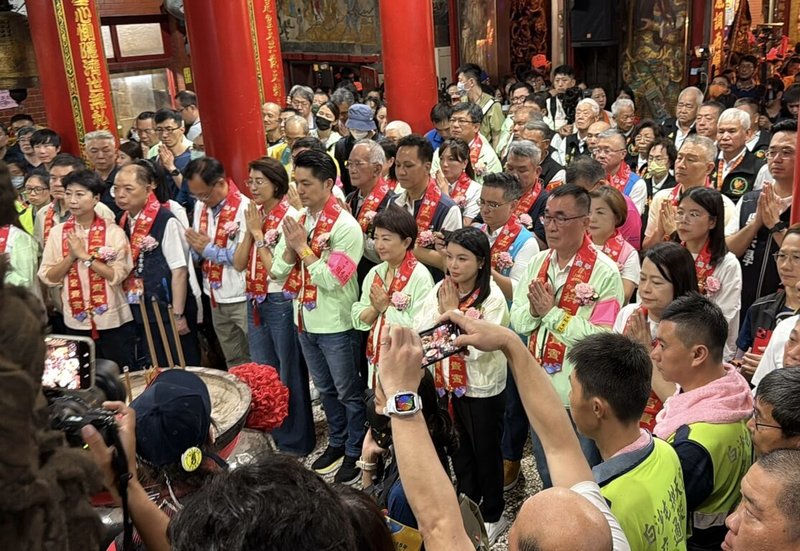 2026白沙屯媽祖進香活動12日深夜登轎、13日凌晨起駕出發,適逢年底公職人員選舉,藍綠白各政黨政治人物、參選人接連到苗栗通霄拱天宮參拜恭送媽祖。(民眾提供)中央社記者管瑞平傳真 115年4月13日