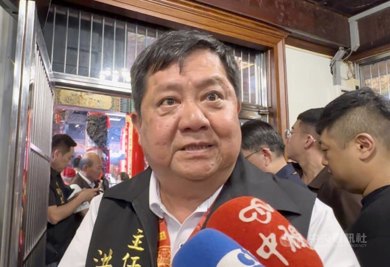 苗栗通霄白沙屯拱天宮媽祖徒步往北港朝天宮進香13日凌晨起駕時間較久，有信徒質疑因政治人物致詞。拱天宮主委洪文華（前）在鎮瀾宮接受媒體聯訪表示，首次3尊媽祖進香，轎內擺放位置不同，沒經驗時間拖比較久。中央社記者趙麗妍攝　115年4月13日