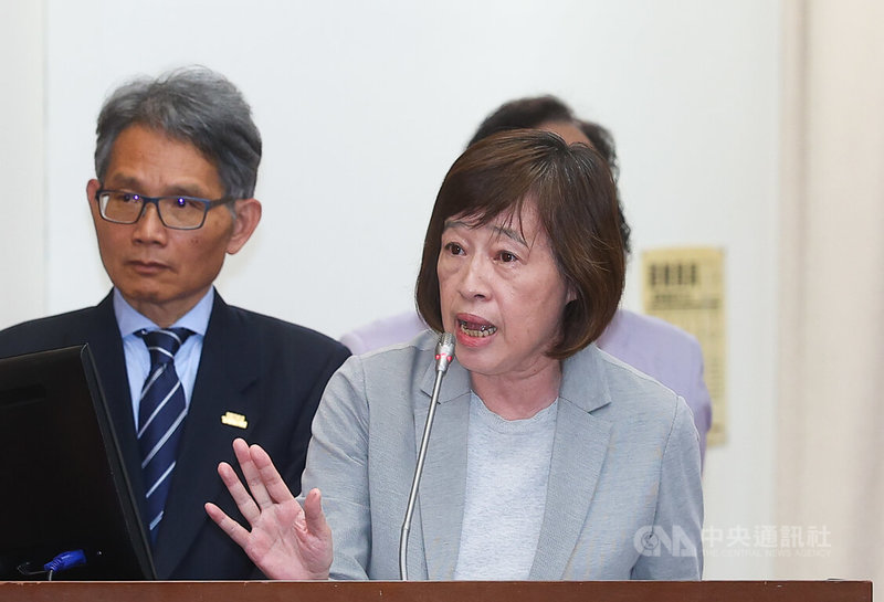 國發基金長期持有台積電，國發會副主委高仙桂（前）13日列席立法院財政委員會答詢時表示，加計配股配息後，國發基金持有台積電「幾乎零成本」，短期沒有釋股計畫。中央社記者謝佳璋攝  115年4月13日