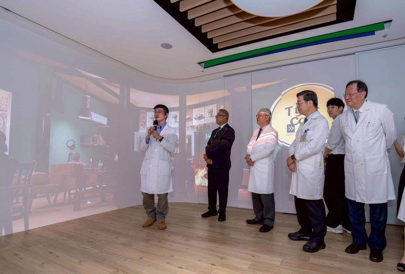 台大醫院13日舉行智慧學習教室啟用典禮，除支援沉浸式教學，也整合多項創新功能，包括虛擬實境（VR）自主學習、遠距視訊教學及跨教室即時連線，讓教學不再受限於單一空間。 （台大醫院提供） 中央社記者陳婕翎傳真　115年4月13日