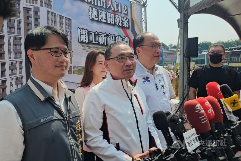 新北市長侯友宜（前左2）13日針對中共中央台辦宣布10項涉台措施表示，兩岸應以人民的利益為最大優先的考量，希望在和平對話、尊嚴、友善下好好交流。中央社記者王鴻國攝　115年4月13日