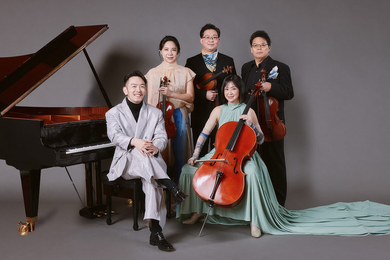 鋼琴家嚴俊傑（前排左1）與NSO大提琴家連亦先（前排右1）、小提琴家陳怡茹（後排左1）、小提琴家鄧皓敦（後排中）、中提琴家陳猶白（後排右1），5月將以室內樂形式展開美國巡演。（NSO提供）  中央社記者趙靜瑜傳真　115年4月13日