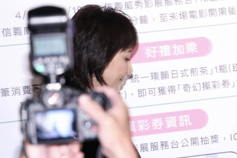 「金馬電影大師課」13日邀請香港影帝梁朝偉開講，梁朝偉妻子劉嘉玲（圖）陪同他來台，晚間低調現身活動現場。中央社記者翁睿坤攝　115年4月13日