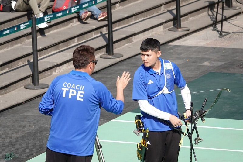 在墨西哥舉行的射箭世界盃普艾布拉站,13日進行反曲弓個人決賽,台灣好手湯智鈞(右)以4比6不敵美國名將艾里森(Brady Ellison)鍍銀,教練劉展明(左)肯定愛徒和高手過招的表現。(中華民國射箭協會提供)中央社記者黎建忠傳真 115年4月13日