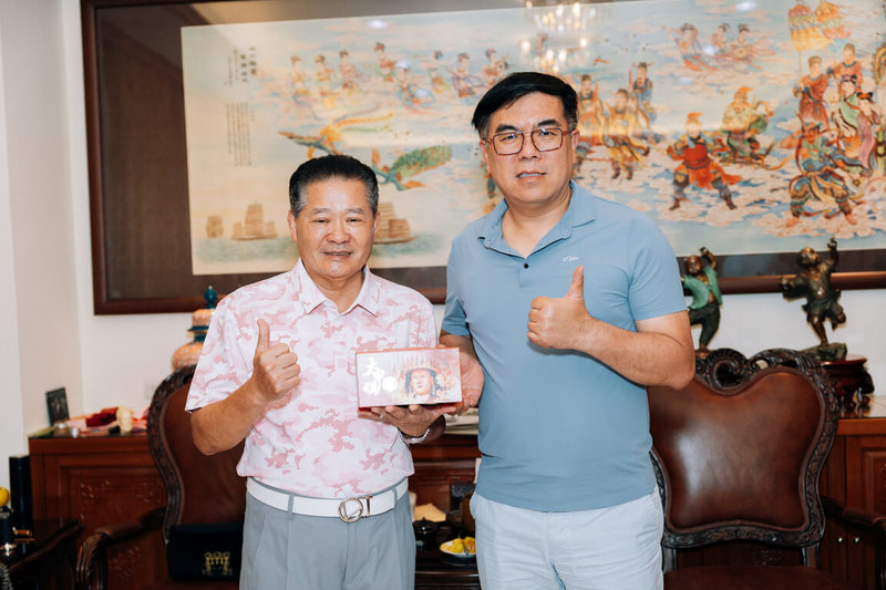 環境部長彭啓明（右）12日前往大甲鎮瀾宮參香祈福，並拜會廟方副董事長鄭銘坤（左）。雙方就遶境活動如何導入減廢理念深入交流，期盼透過跨界協力，將傳統宗教盛事轉型為環境友善的綠色典範。（環境部提供）中央社記者張雄風傳真　114年4月13日