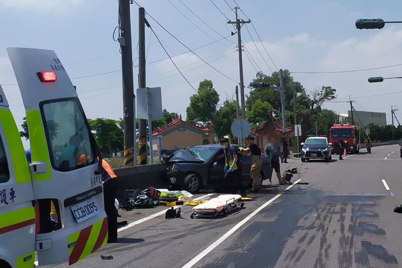 台南市鹽水區台19線三明里舊營路段13日發生自小客車與機車事故，自小客車撞上道路護欄嚴重毀損，雙方駕駛人送醫不治。（讀者提供）中央社記者楊思瑞台南傳真　115年4月13日