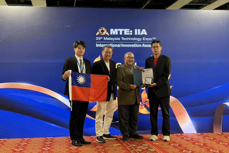 國立成功大學機械工程系教授陳嘉元（右1）帶領研究團隊，開發結合磁控微型機器人與微流體生物晶片的主動式生物分析平台，參加2026馬來西亞MTE國際發明展榮獲2項大獎。（陳嘉元提供）中央社記者楊思瑞台南傳真　115年4月13日