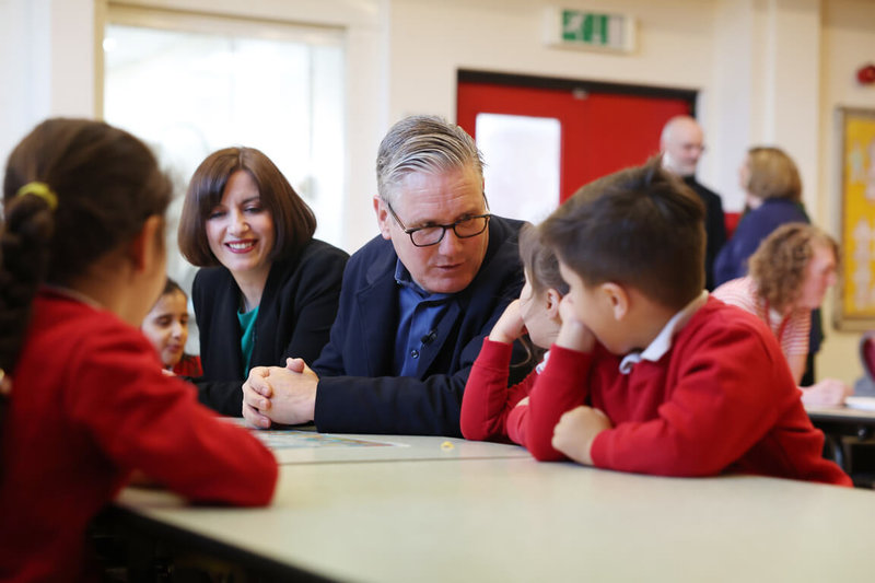英國首相施凱爾（中）13日在大曼特斯特地區視察學童餐點期間接受媒體採訪表示，英國不支持美國對荷莫茲海峽實施封鎖。（英國首相府提供）中央社記者陳韻聿倫敦傳真　115年4月13日