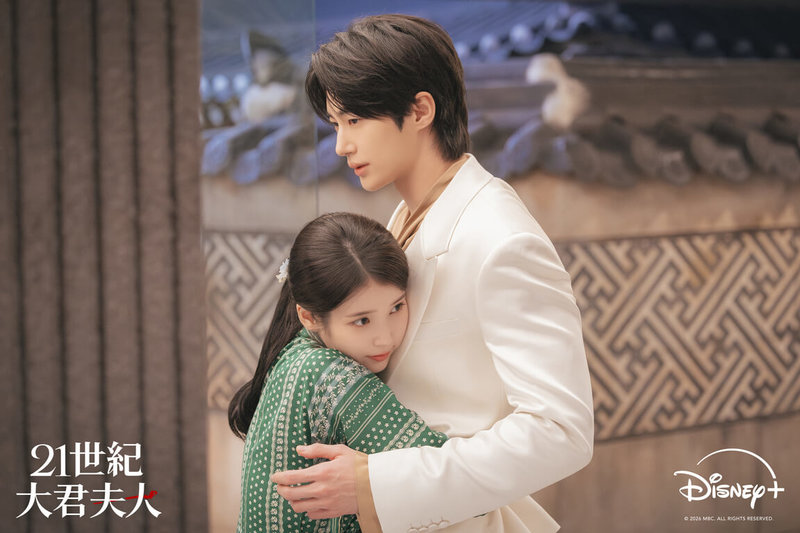韓星IU（左）、邊佑錫（右）主演「21世紀大君夫人」，劇中IU為了翻轉身分，主動向身為大君的邊佑錫展開瘋狂追求。（Disney+提供）中央社記者洪素津傳真　115年4月13日