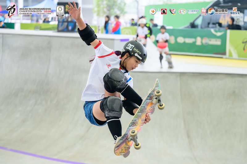 年僅13歲的滑板新星林逸凡（中）在亞錦賽公園式女子組決賽以82.19分取得第4名，雖然無緣登上頒獎台，不過有望成為今年名古屋亞運國手。（主辦單位提供）中央社記者陳容琛傳真　115年4月13日