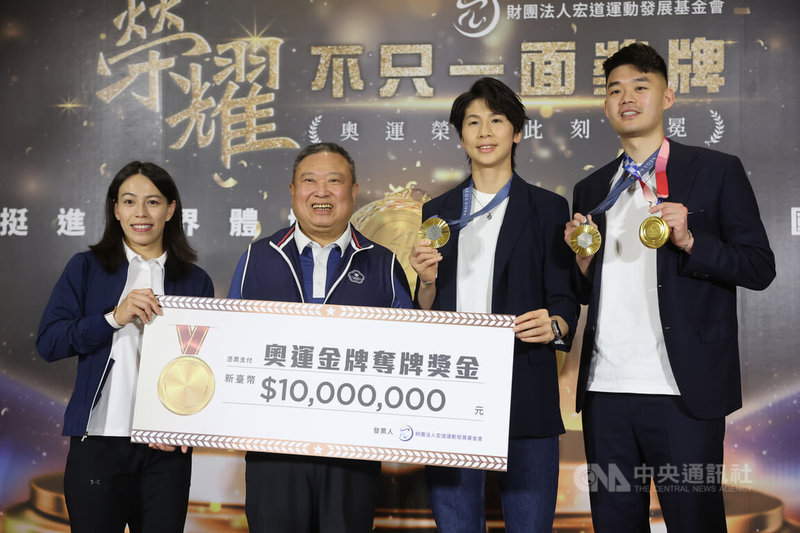 宏道基金會13日頒發東京奧運與巴黎奧運奪牌選手獎勵金,基金會董事長林鴻道(左2)與舉重選手郭婞淳(左)、女子拳擊好手林郁婷(右2)、羽球好手王齊麟(右)合影留念,並頒發奧運金牌奪牌獎金。中央社記者趙世勳攝 115年4月13日