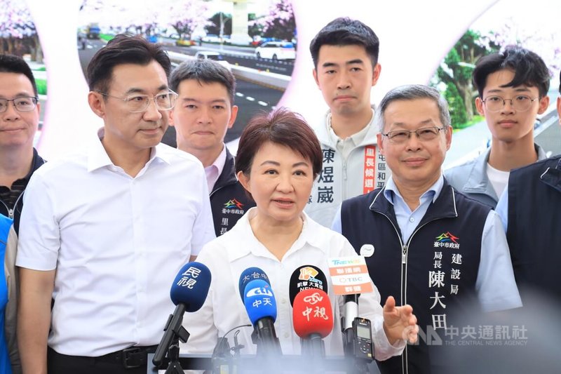 台中市長盧秀燕（前中）13日出席北屯區東光路動土祈福典禮時接受媒體聯訪，建議民進黨政府勇於回應中國大陸的善意，與鄰為善，台灣安全，兩岸和平。中央社記者郝雪卿攝  115年4月13日