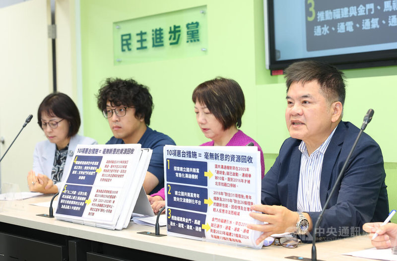民進黨立法院黨團幹事長莊瑞雄（右）等人，13日在黨團記者室舉行輿情回應記者會，回應時事議題。中央社記者謝佳璋攝 115年4月13日